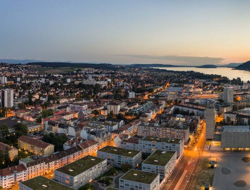 Luftaufnahme der Stadt Biel mit Bielersee und Esplanade